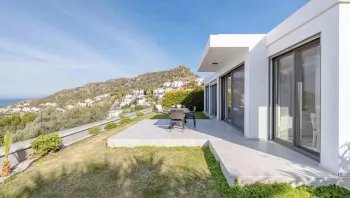 Single-floor sea and sunset view family home in Yalikavak